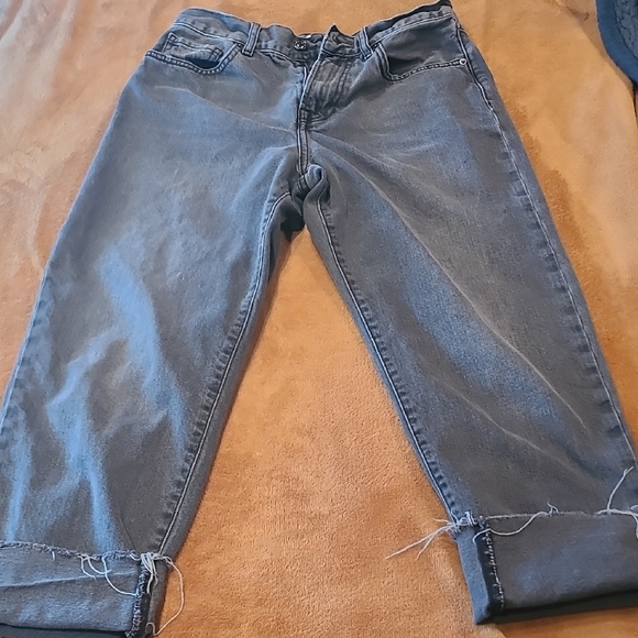 Forever 21 Denim - Forever 21 Cropped Ankle Jeans in Washed Black Size 28